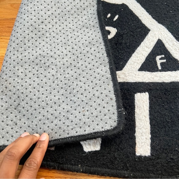 Unif Rug - Picture 5 of 7